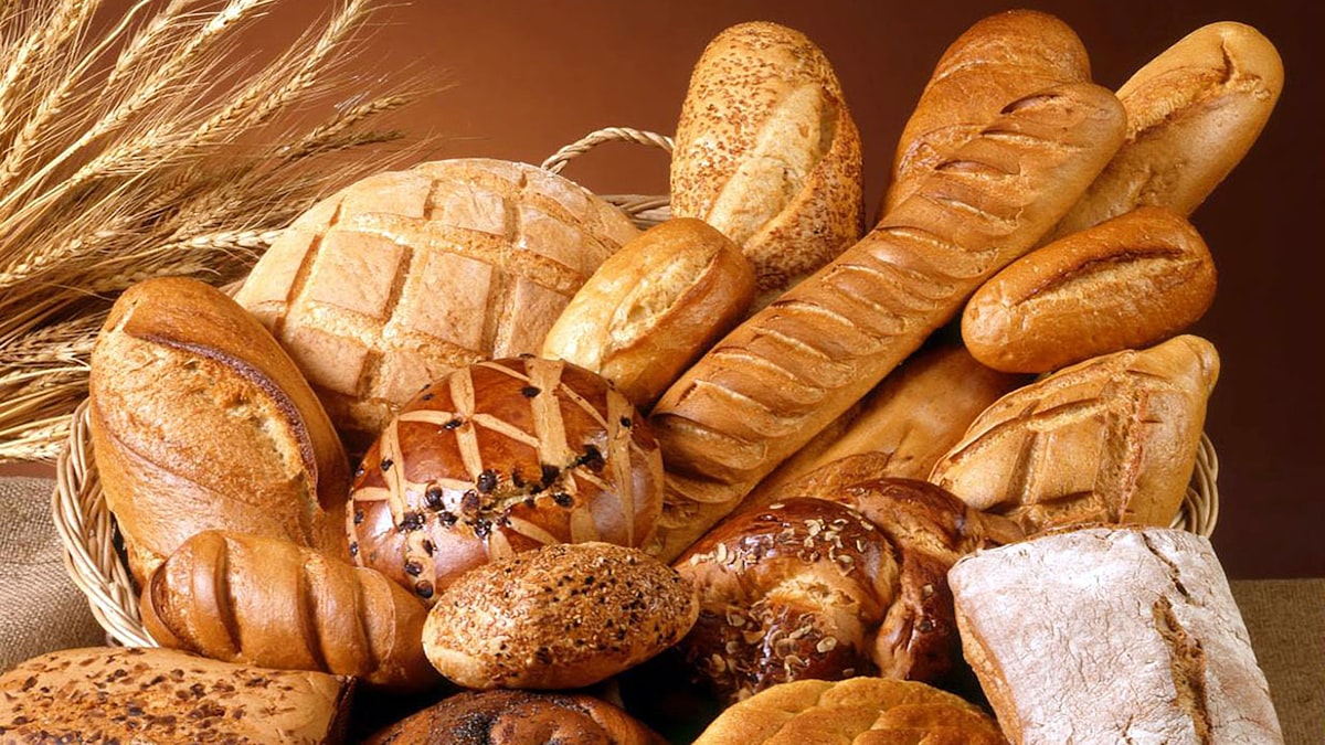 Een rieten mand gevuld met vers gebakken broden en broodjes